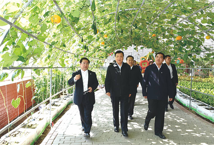 01劉云山參觀考察廣西玉林“五彩田園”農(nóng)業(yè)嘉年華.jpg
